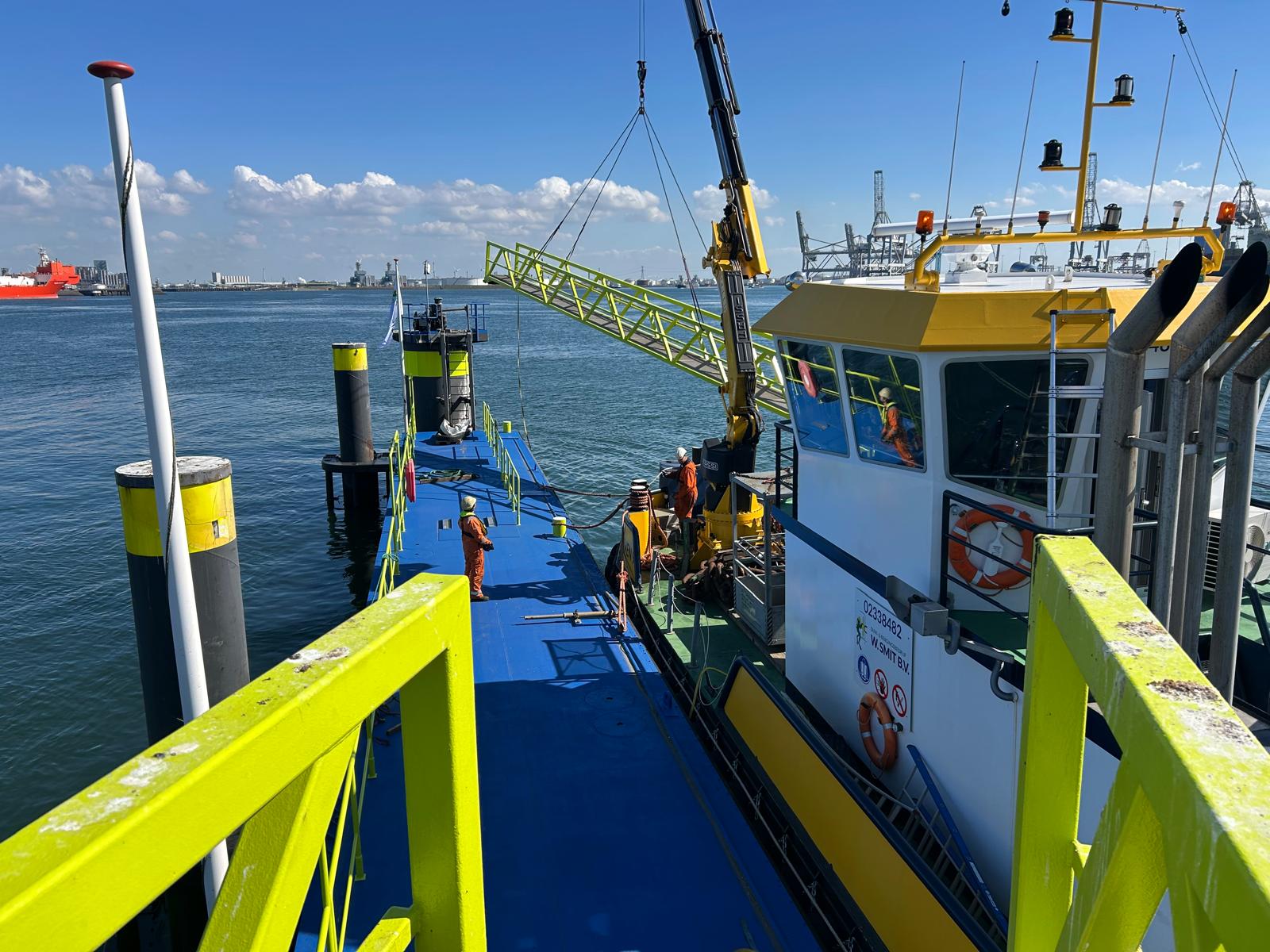 PHOTO-2026-04-14-16-42-19 6 mot, maasvlakte olie terminal, maritieme dienstverlening, w smit, kraanschepen, ponton